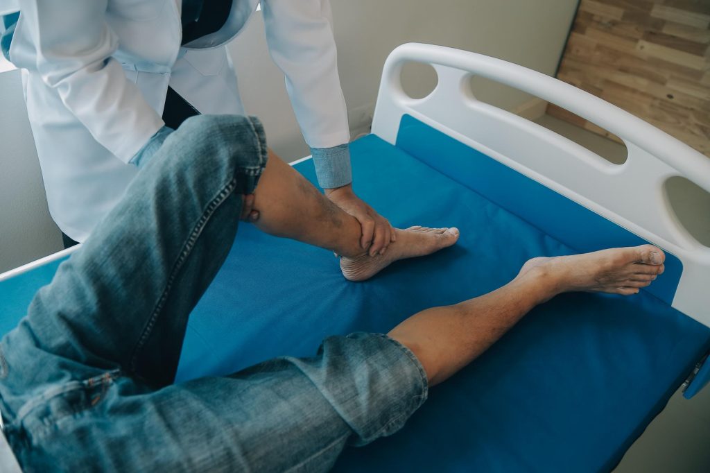 Médico o fisioterapeuta examina el dolor de espalda y el área de la columna para dar consejos dentro del centro de rehabilitación