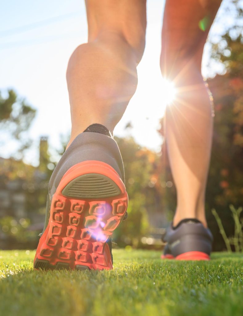Mujer atleta zapatos concepto de estilo de vida saludable y activo